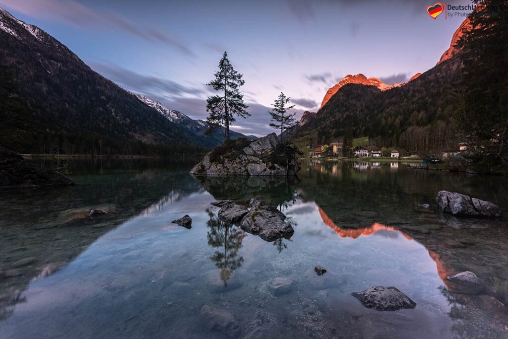 Der Hintersee im Berchtesgadener Land im Morgenlicht 