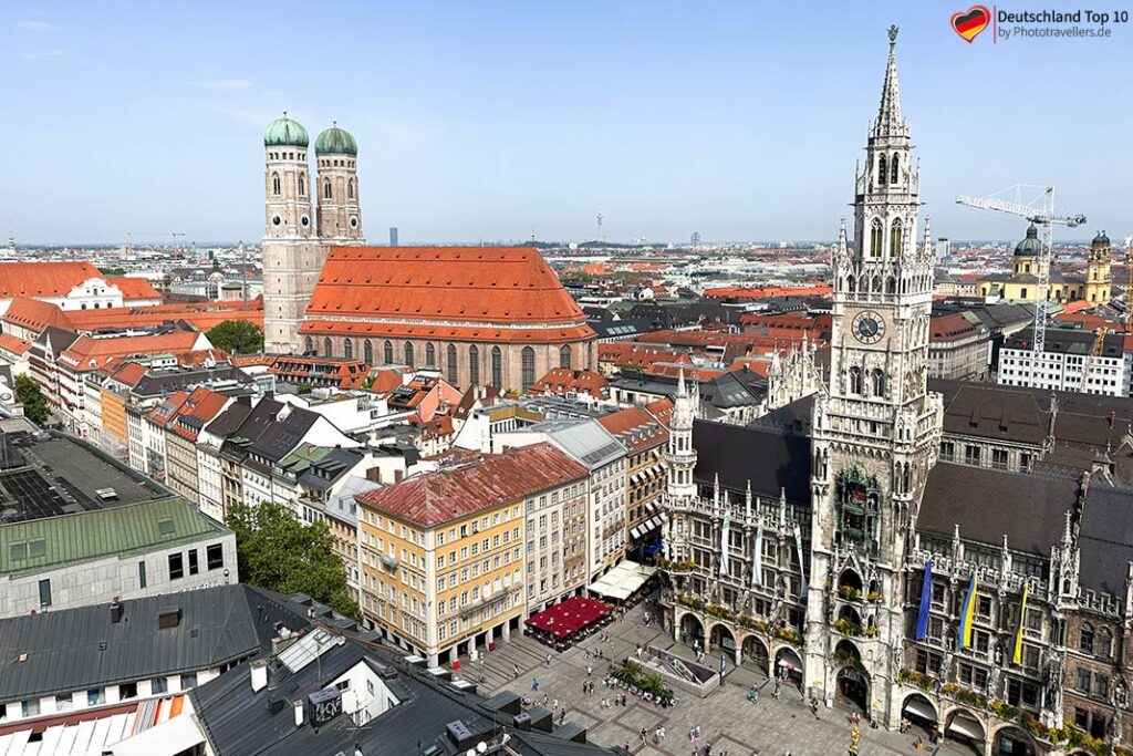 Der Blick von oben auf den Marienplatz mit der Frauenkirche und dem Rathaus in München