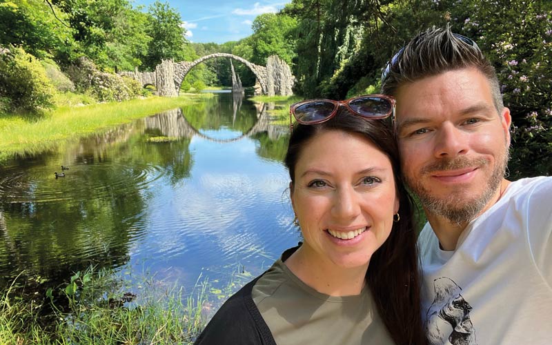 Die Reiseblogger Biggi Bauer und Florian Westermann vor der Rakotzbrücke in Sachsen