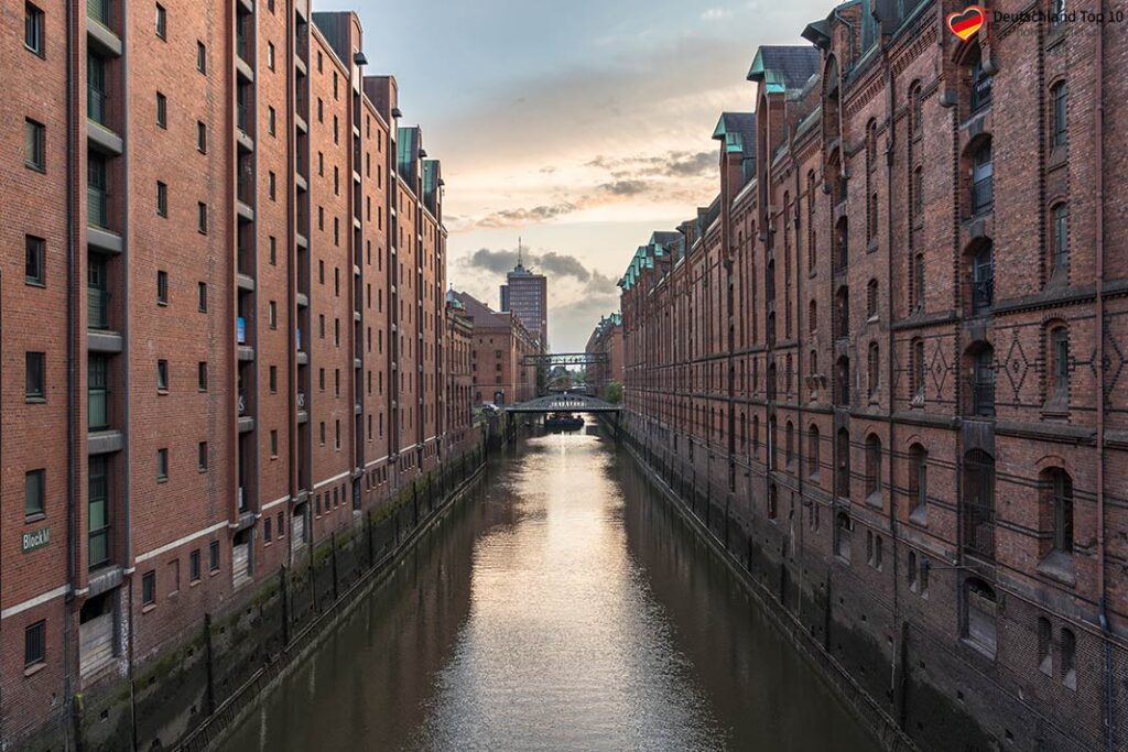 Ein Kanal in der Speicherstadt in Hamburg