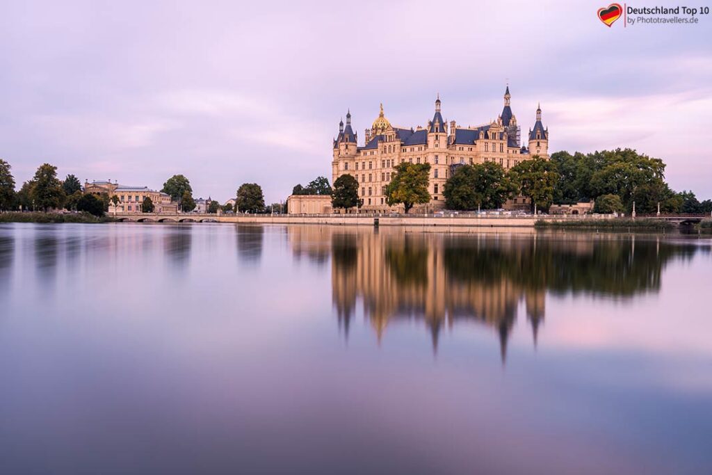 Der Blick über einen See mit dem Schloss Schwerin