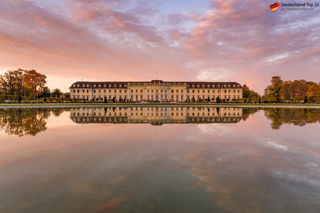 Der Blick auf Schloss Ludwigsburg, das sich im Abendlicht im Wasser spiegelt