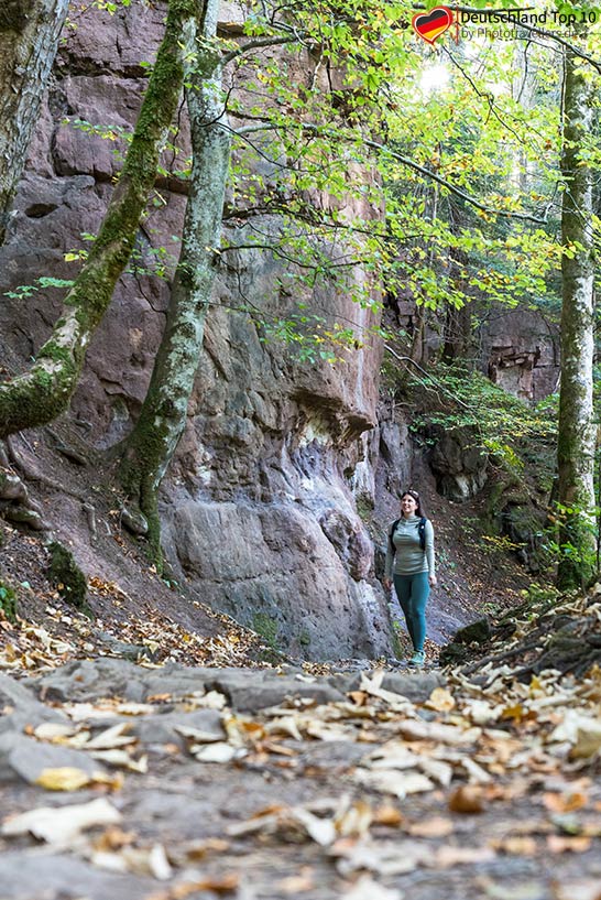 Reisebloggerin Biggi Bauer in der Wutachschlucht im Schwarzwald