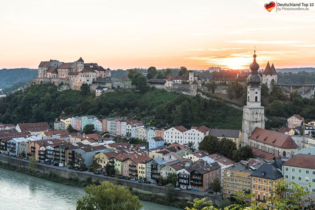 Der Blick über Burghausen mit der Burg zu Burghausen