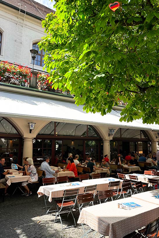 Der Biergarten vom Hofbräuhaus in München