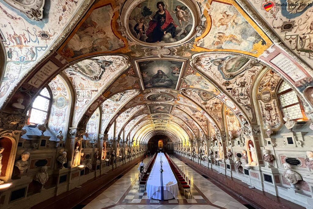 Das prunkvolle Antiquarium in der Münchner Residenz