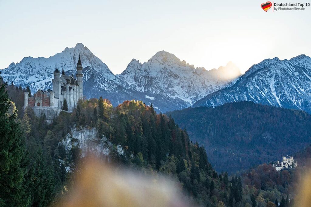 Der Blick auf die Schlösser Neuschwanstein und Hohenschwangau, gelegen in den Bergen