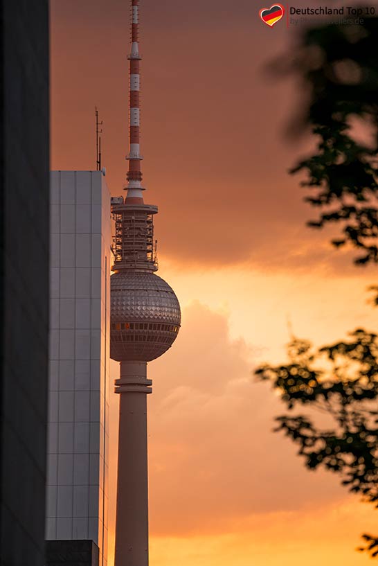 Der Blick auf den Berliner Fernsehturm im schönsten Morgenlicht