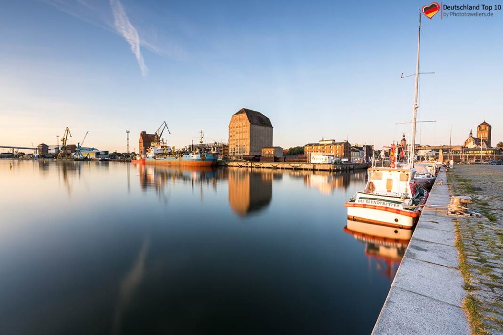 Der Stralsunder Hafen im Morgenlicht