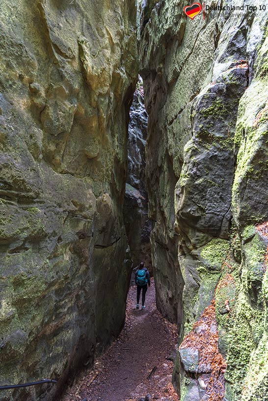 Reisebloggerin Biggi Bauer in der Teufelsschlucht in der Eifel