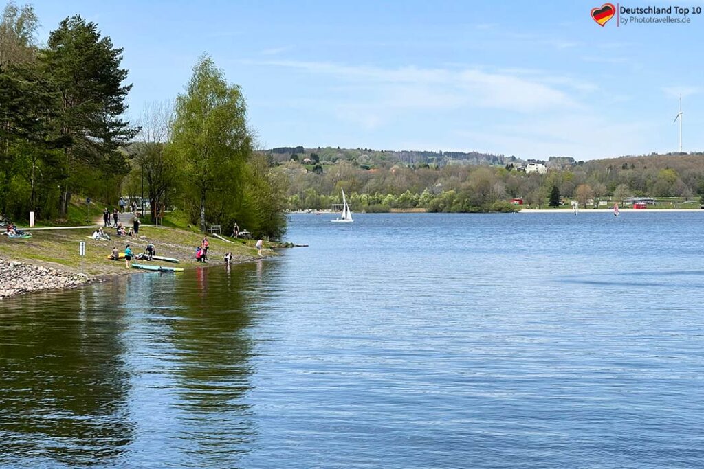 Der Blick über den Bostal Stausee im Saarland