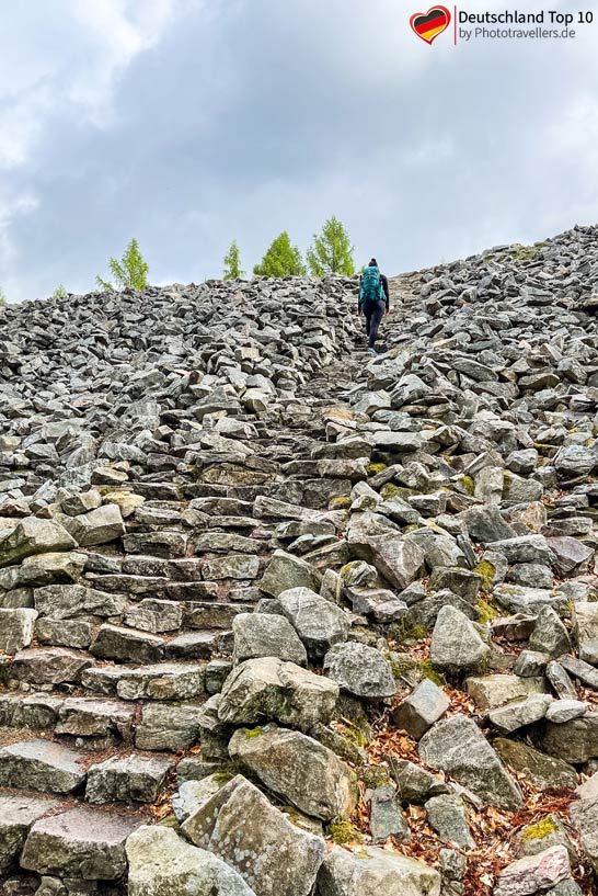 Reisebloggerin Biggi Bauer auf dem Ringwall von Otzenhausen