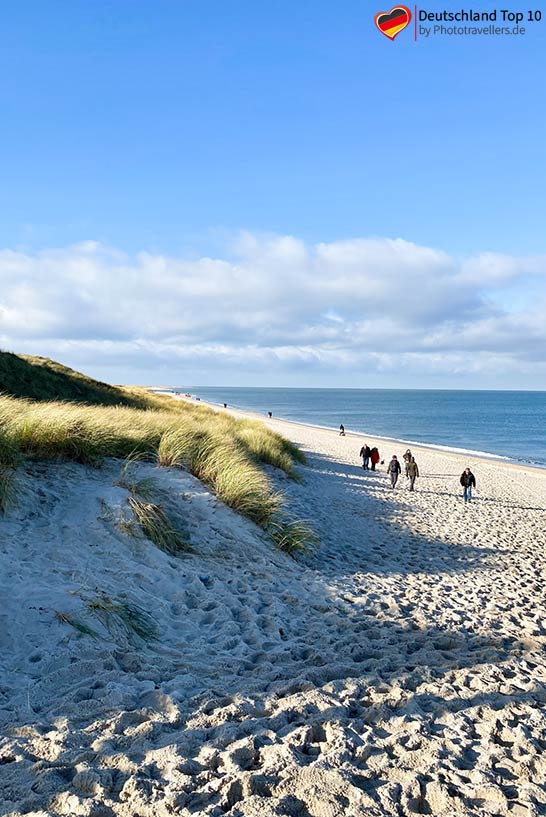 Spaziergänger am Strand vom Lister Ellenbogen auf Sylt