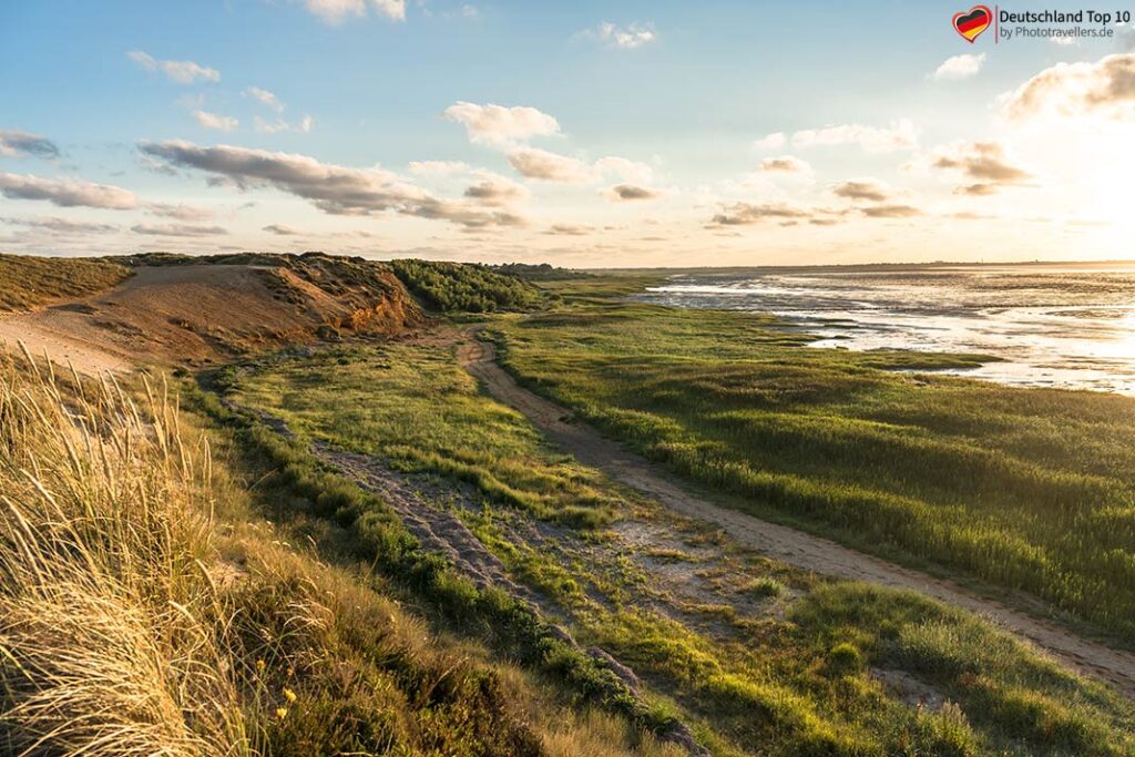 Der Blick über das Morsum-Kliff auf Sylt am Abend